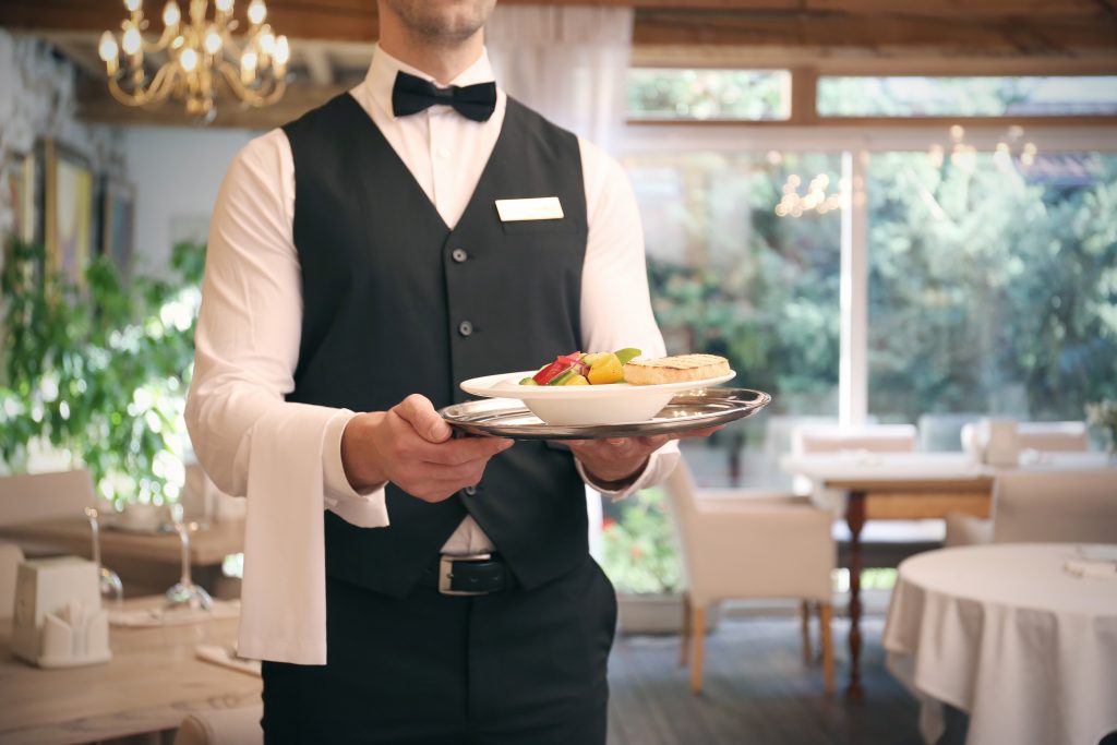 Estrategias para Mejorar la Experiencia del Cliente en el Servicio de Mesa y Bar